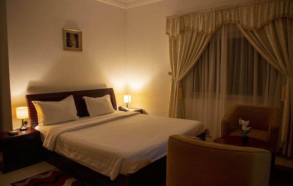His Majestys Hotel 13/37