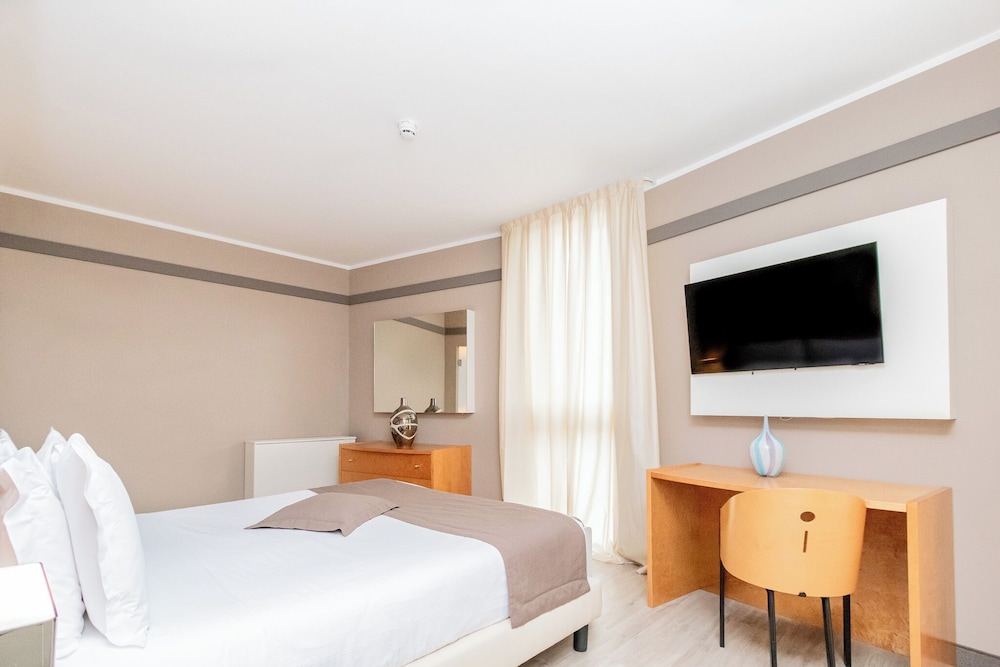 SUITE, KING BED, JETTED TUB