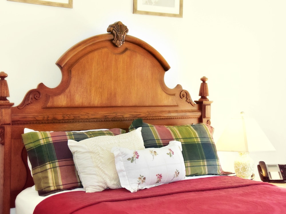 Camelot Restaurant Inn 33/50