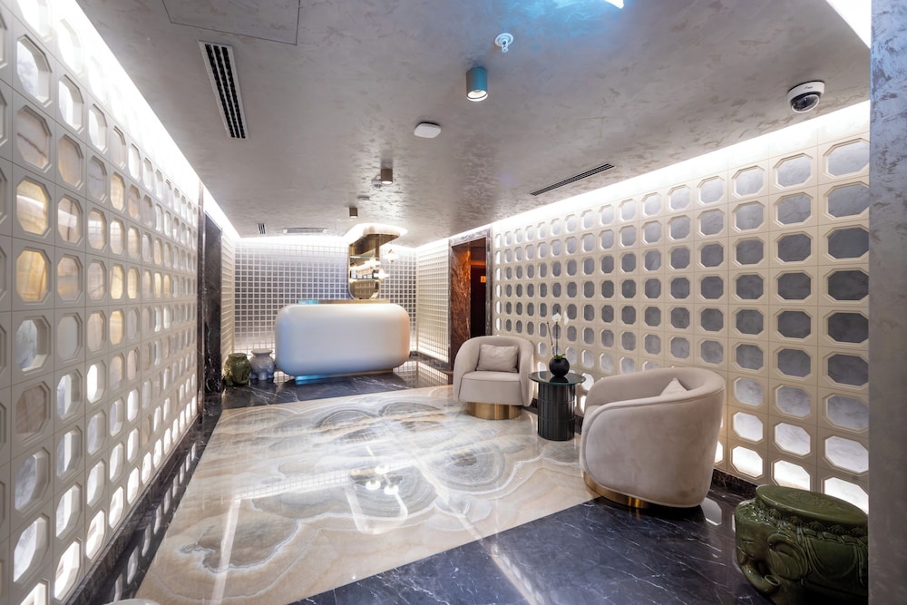 Merit Starlit Hotel & Residence 70/96