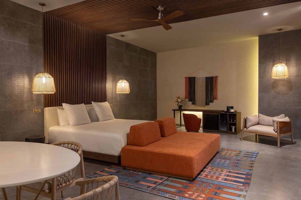 Preferred Club, Swim Out, Master, Suite, King Bed
