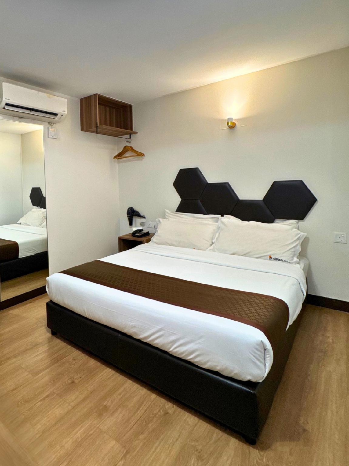 Standard, Queen Bed, No Window