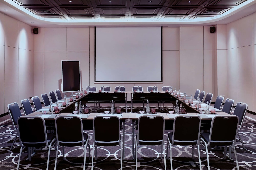 Movenpick Surabaya City 56/68