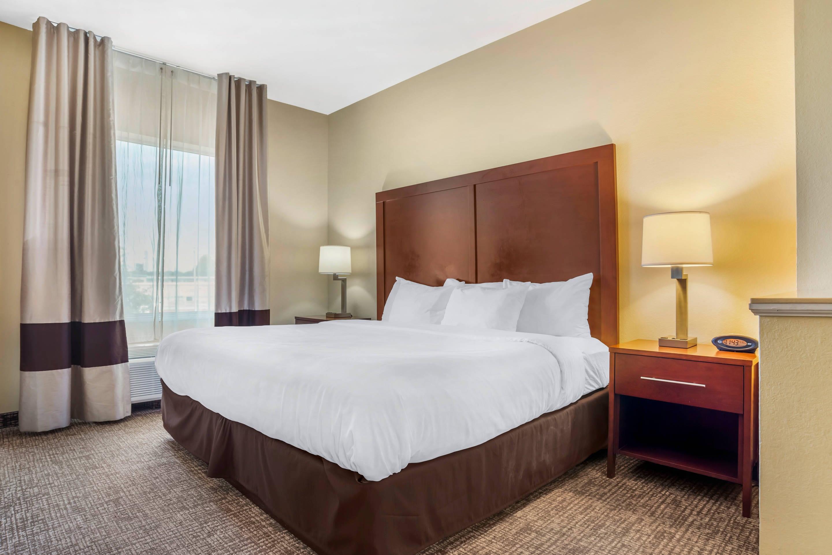 SUITE, KING BED