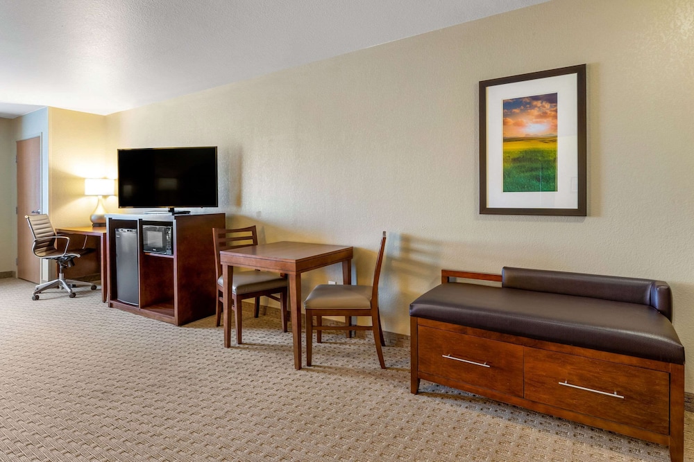 Comfort Suites Burlington, IA 24/30