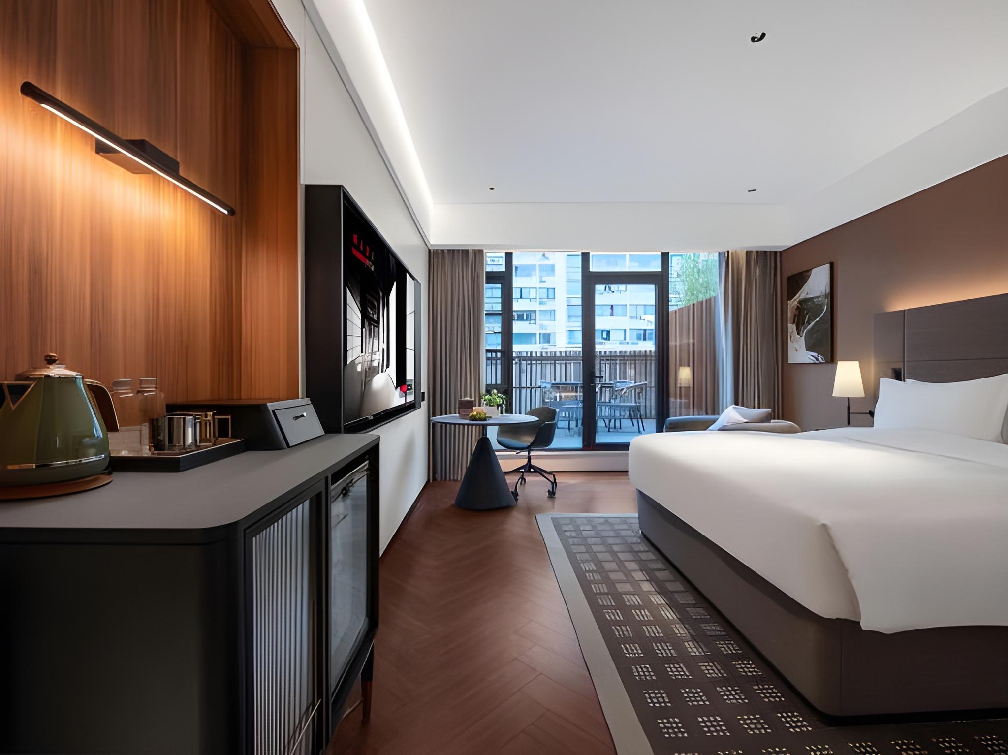 City, Executive, Queen Bed