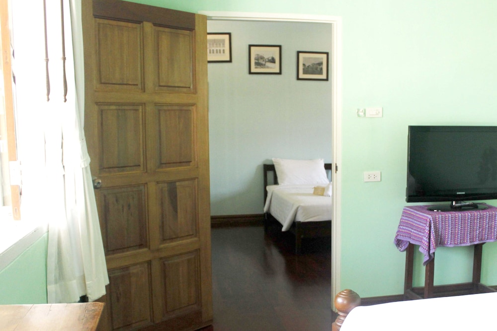 Feung Nakorn Balcony Rooms Cafe 67/79