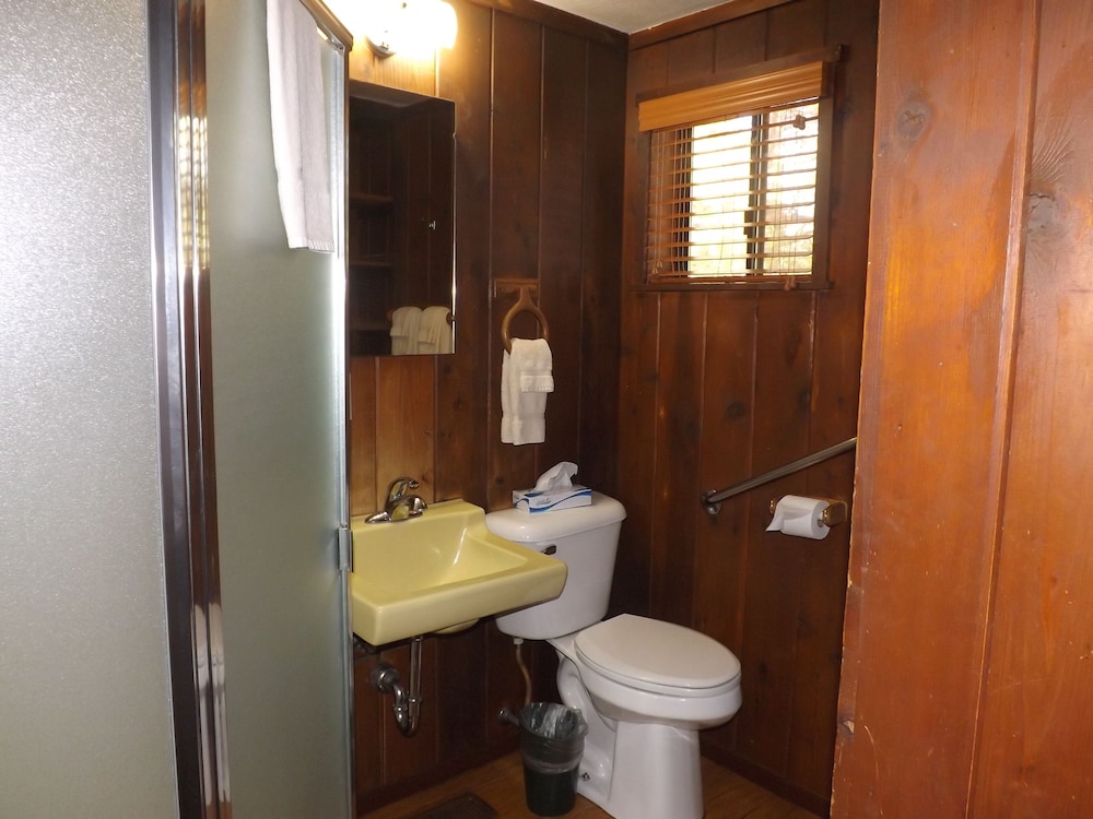 Family, Cabin, 2 Queen Beds, Private Bathroom
