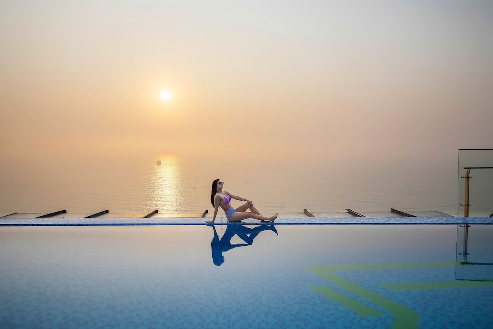 Maximilan Danang Beach Hotel 41/48
