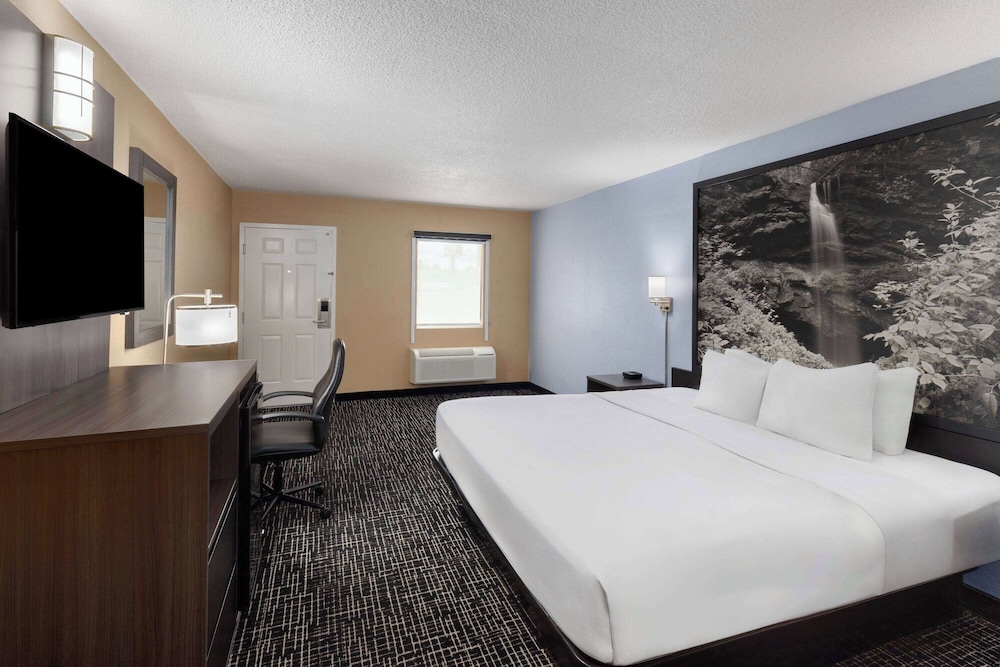 Super 8 by Wyndham Paducah I-24 Exit 4 28/60
