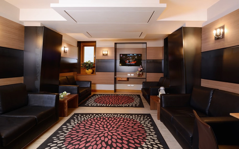 Trevi Hotel 64/79