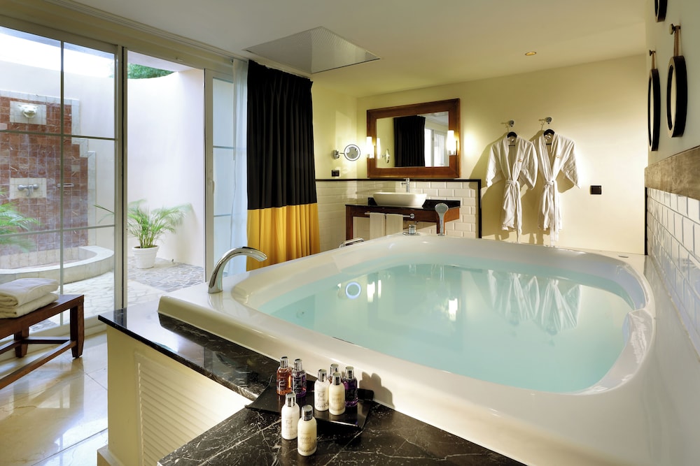 The Signature Level at Grand Palladium Lady Hamilton Resort & Spa 21/48