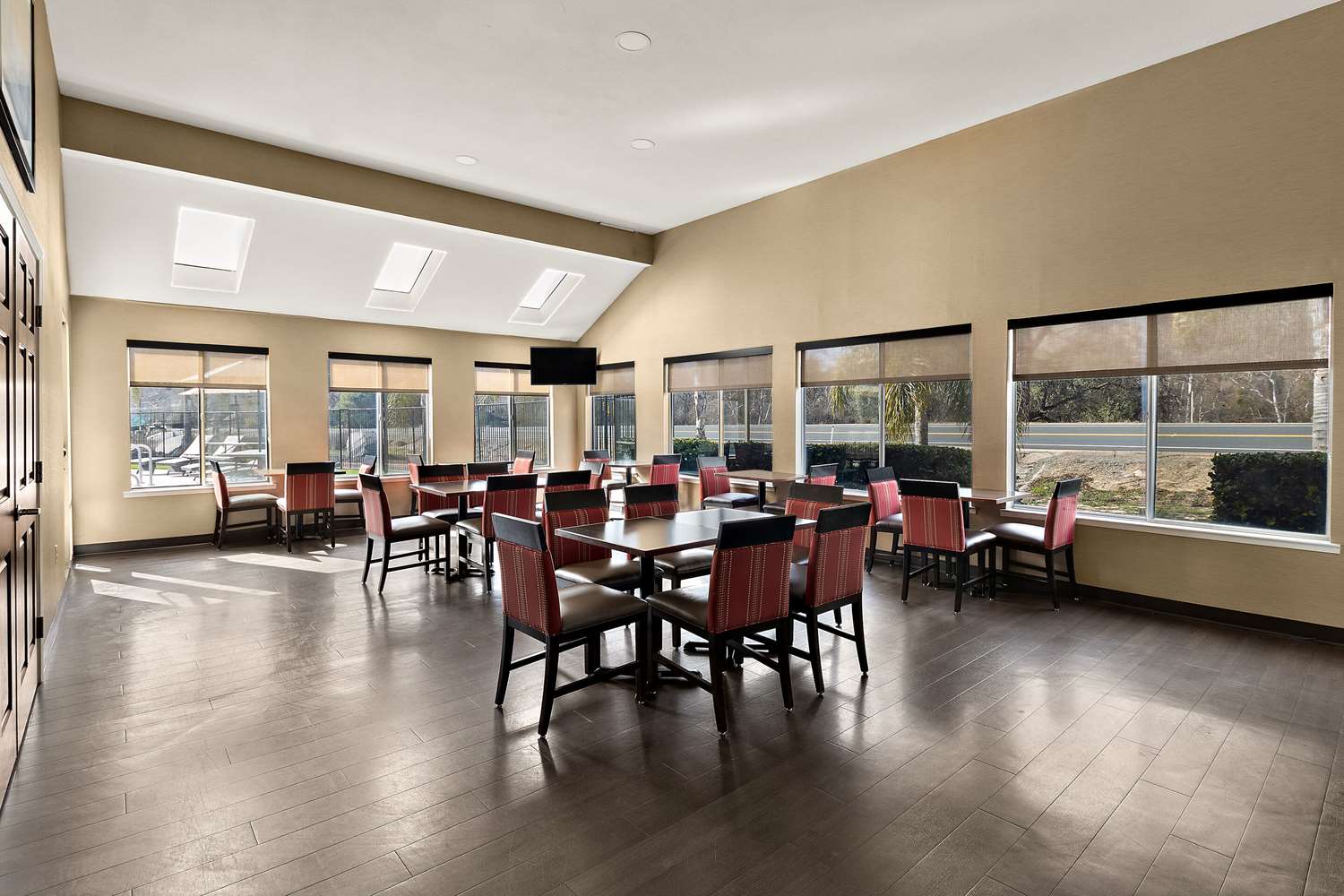 Comfort Inn & Suites Sequoia Kings Canyon 11/16