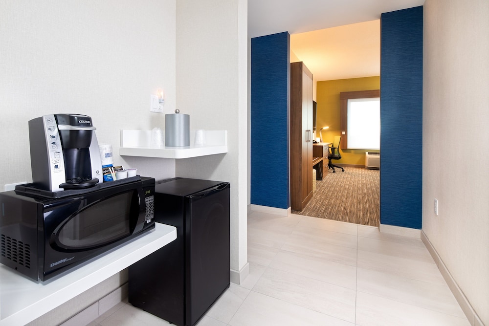 Holiday Inn Express Halifax Airport 59/65