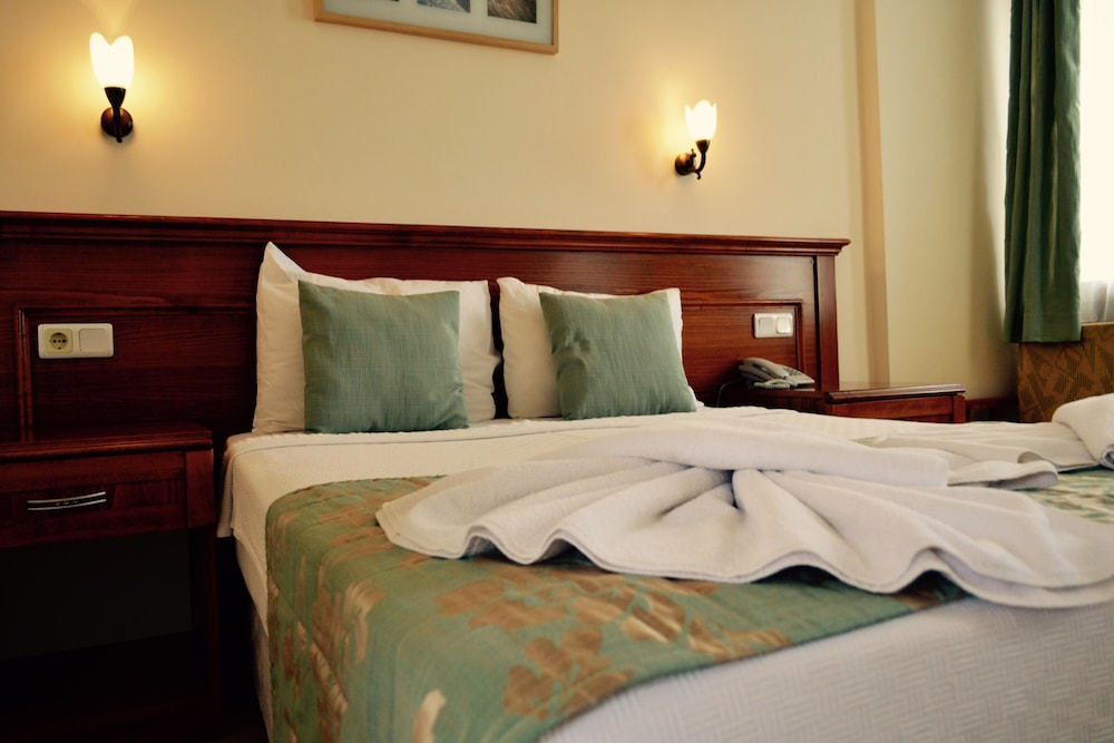 UNSAL HOTEL 18/45