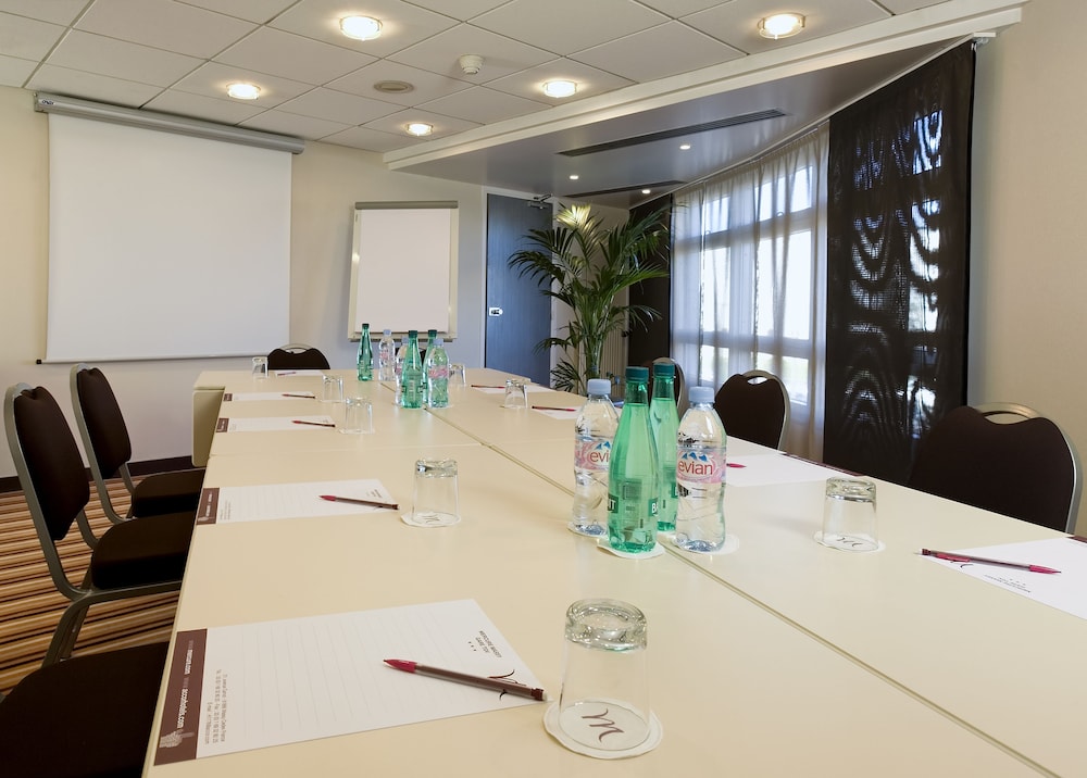 Mercure Paris Massy Gare TGV 70/76