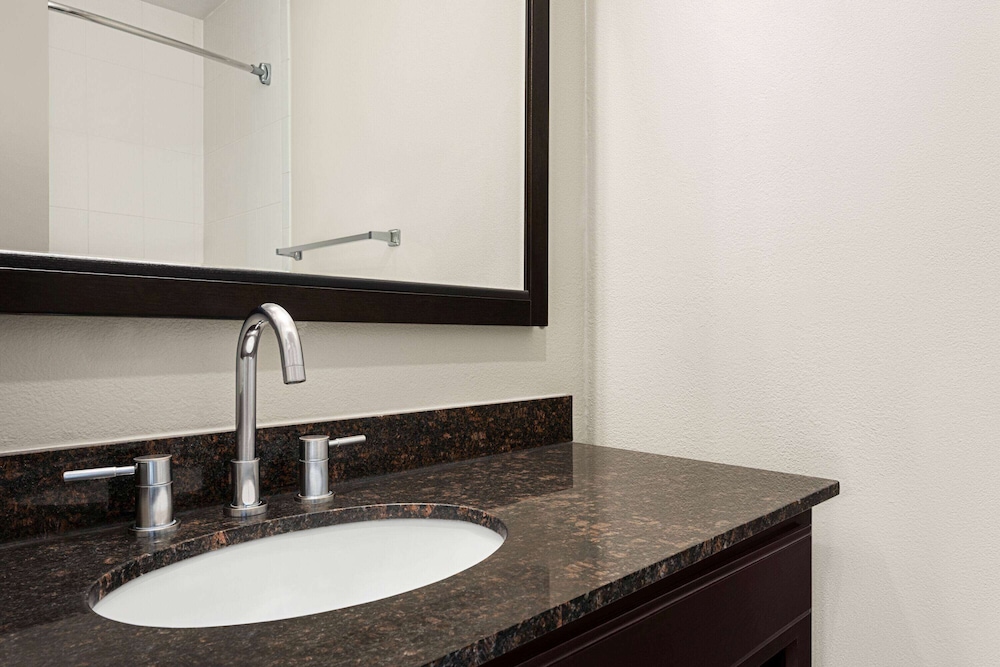 Baymont By Wyndham Monterey Park 44/45