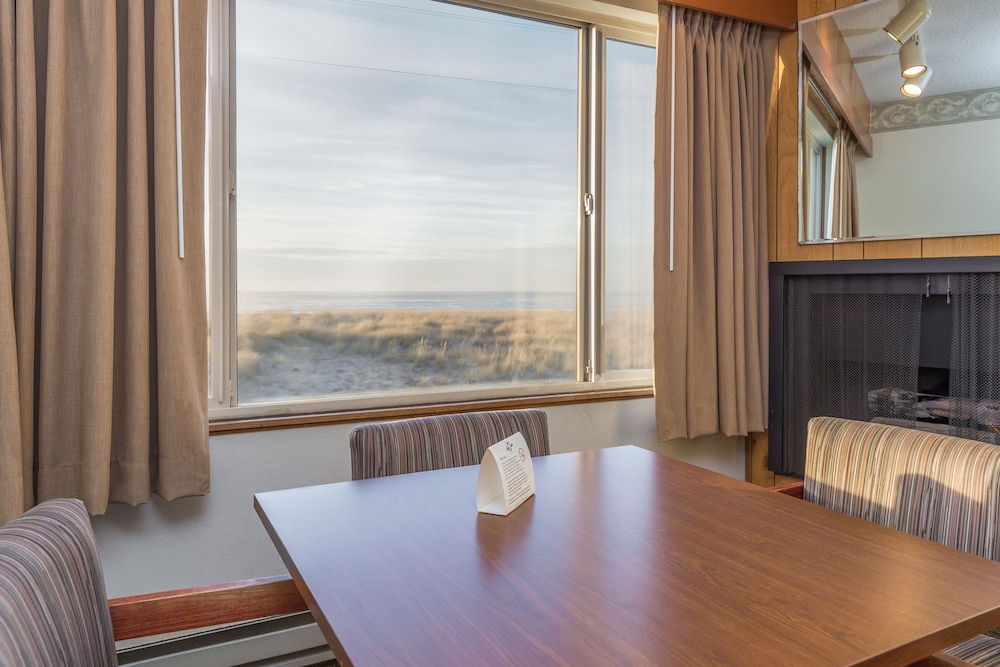 Ebb Tide Oceanfront Inn 46/73
