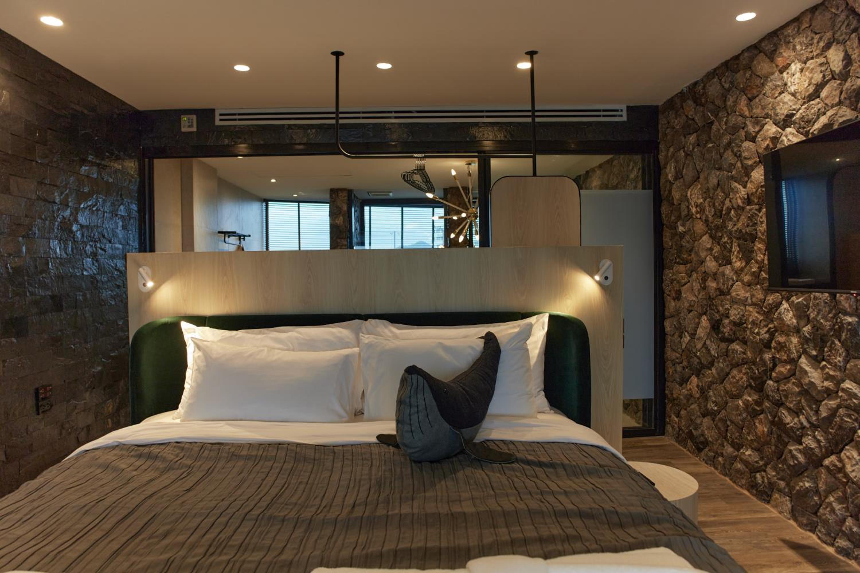 DUPLEX, SUITE