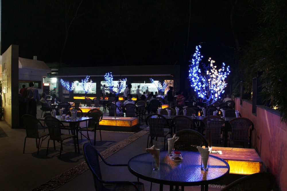 THE MANOR HOTEL 31/49