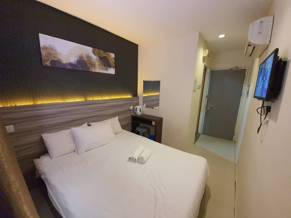 Room, Queen Bed, Front View