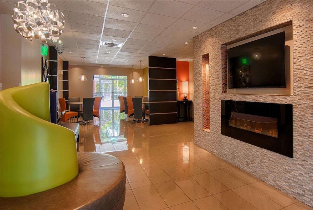 Days Inn & Suites By Wyndham Bonita Springs North Naples 9/28