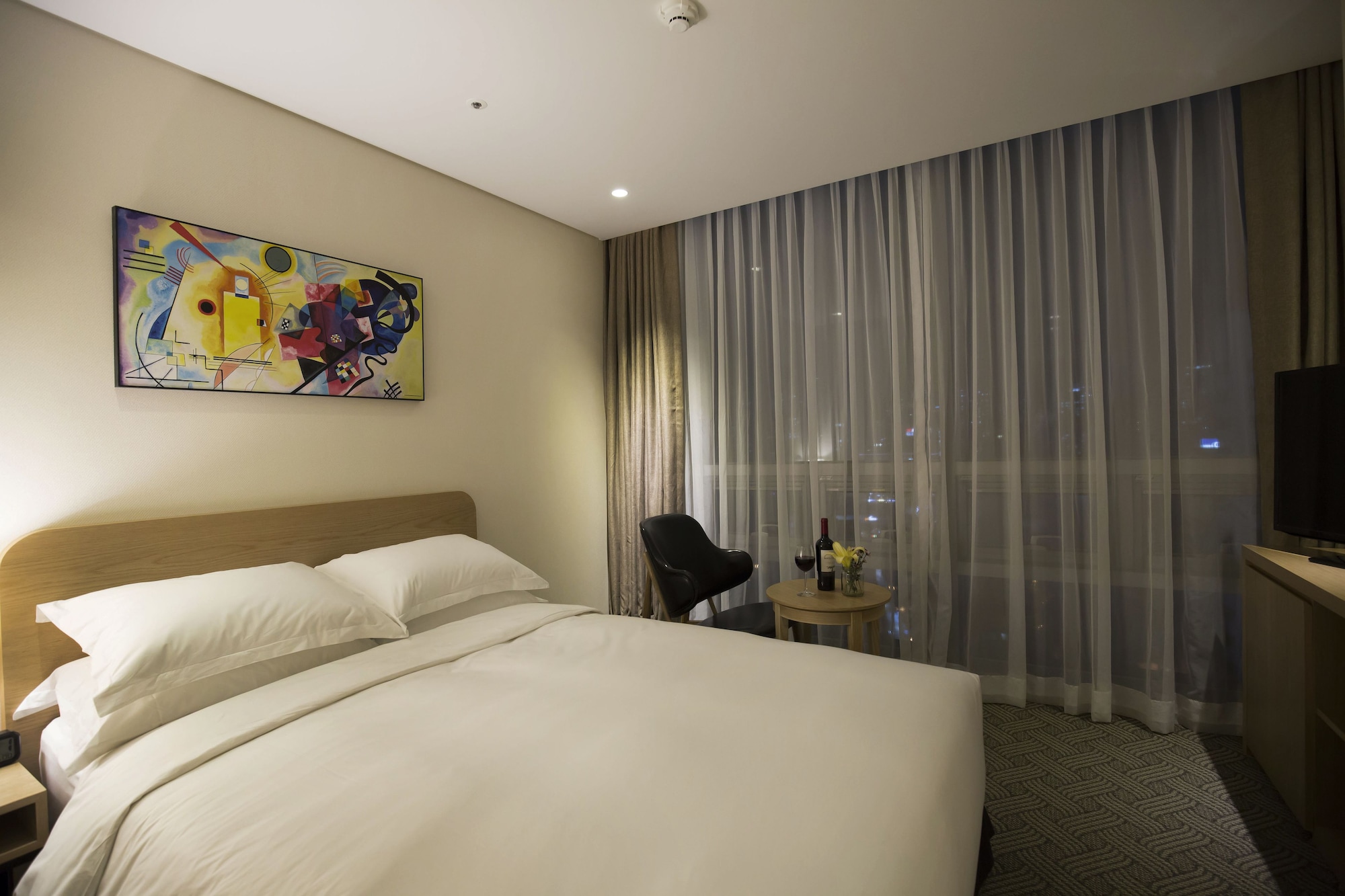 STANDARD, DOUBLE BED, CITY VIEW