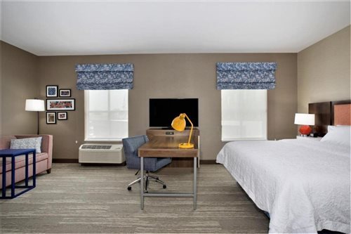 غرفة قياسية بسرير كينج، Hampton Inn & Suites Logan 2/2