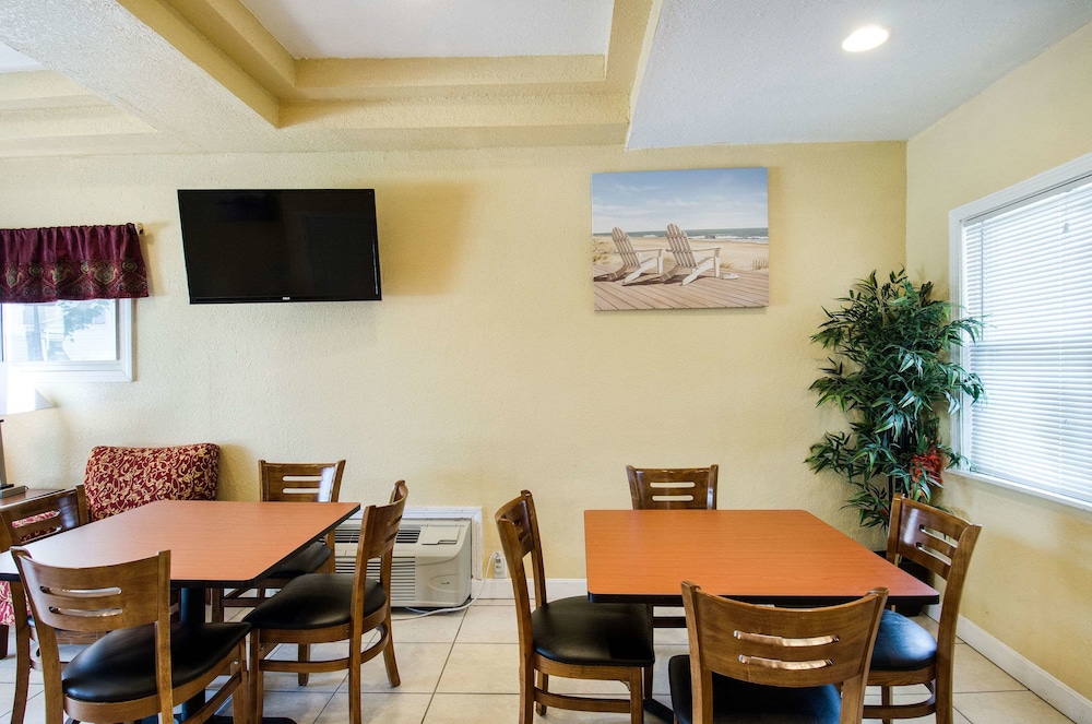 Econo Lodge West Yarmouth on Cape Cod 34/38