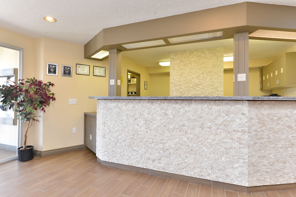 Super 8 by Wyndham Calgary Airport 2/24