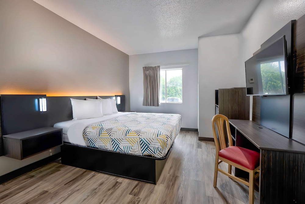 ROOM, KING BED, SMOKING, ACCESSIBLE