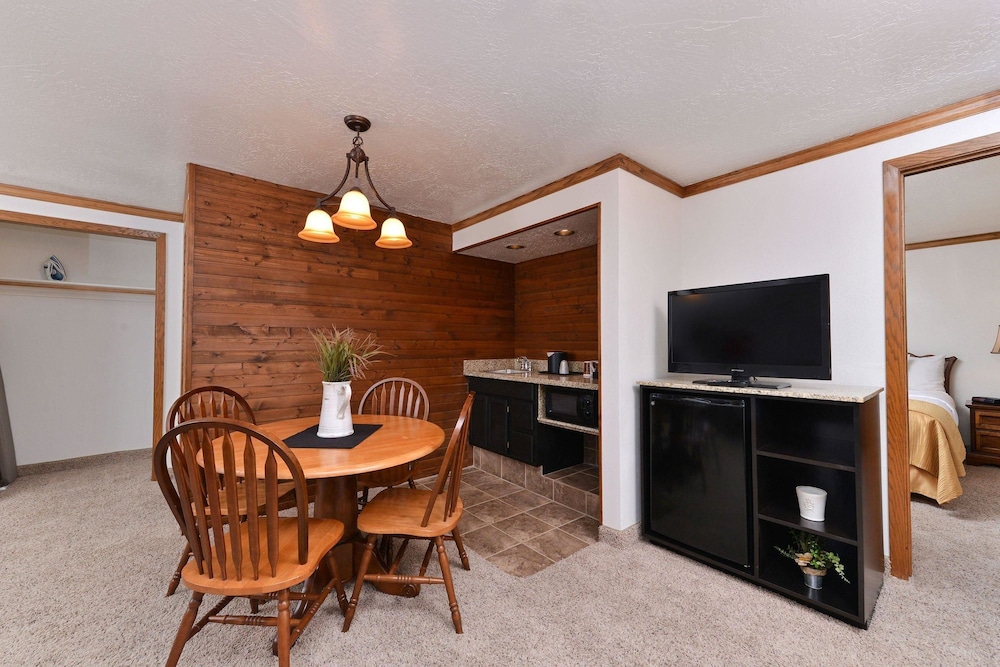 Quality Inn Vernal Near Dinosaur National Monument 38/43