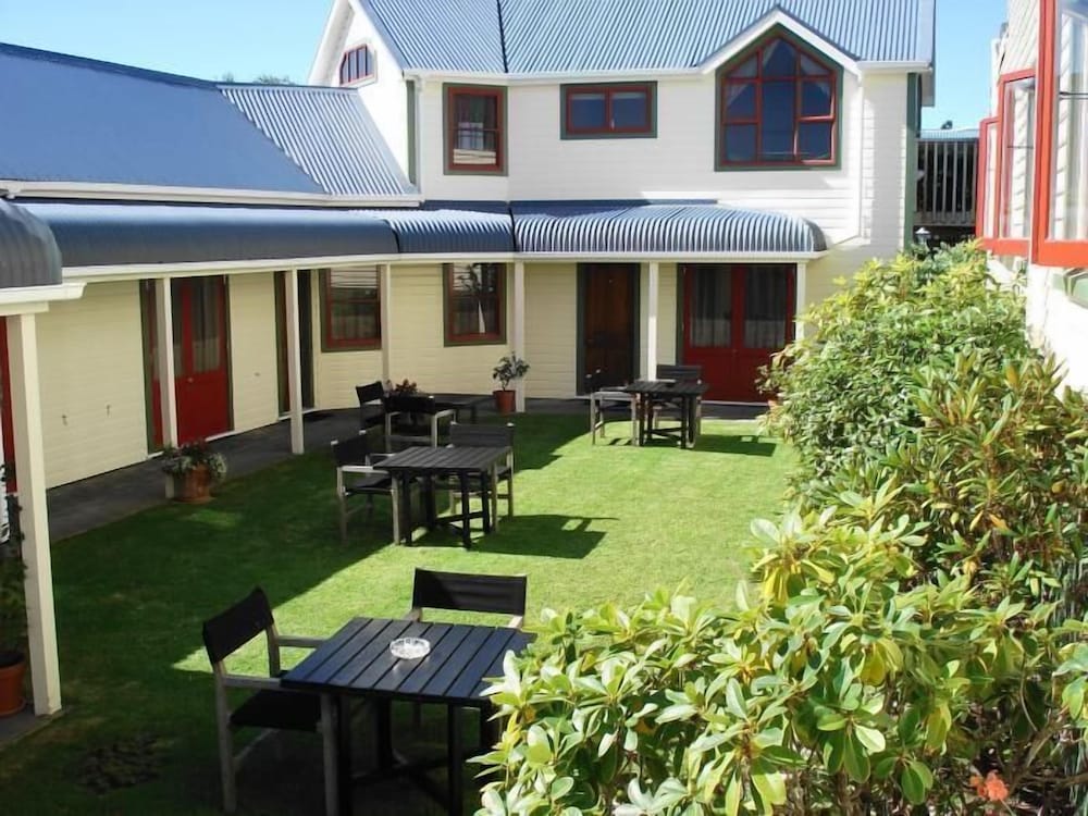 Ducks &amp; Drakes Boutique Motel &amp; Backpackers 41/43