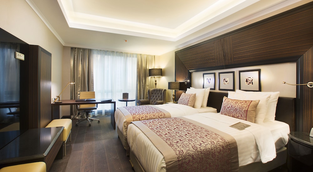 EXECUTIVE, TWIN BEDS
