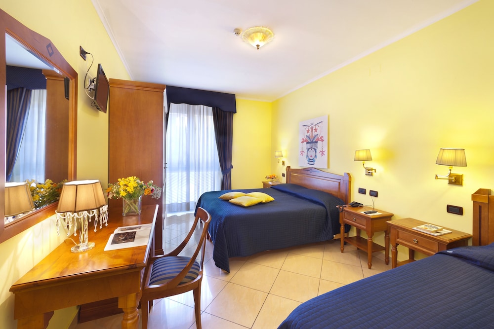 Ulisse Deluxe Hostel 10/42