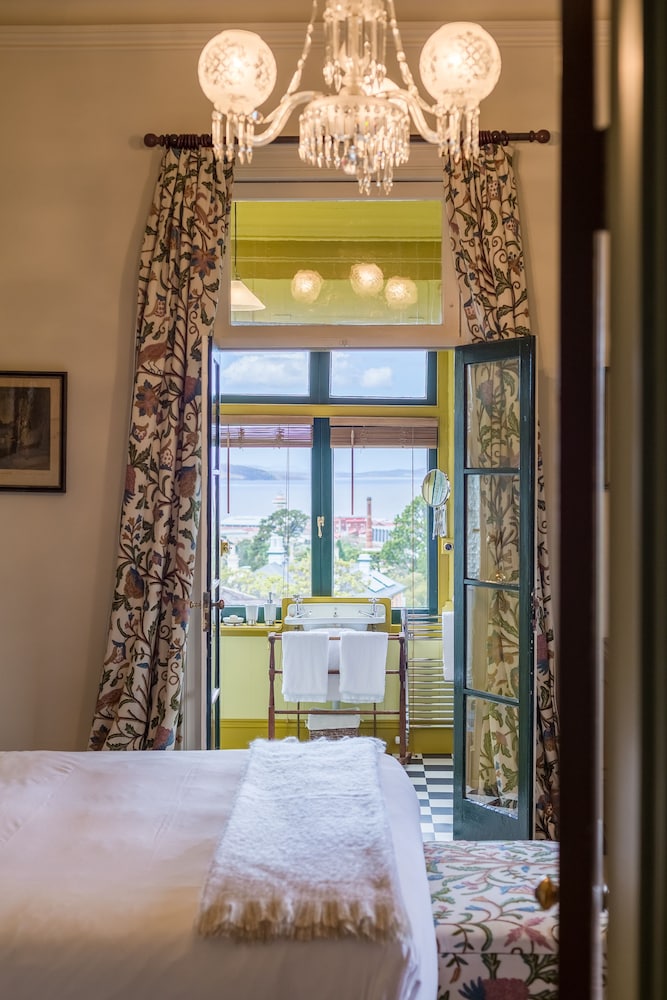 The Corinda Collection 18/50
