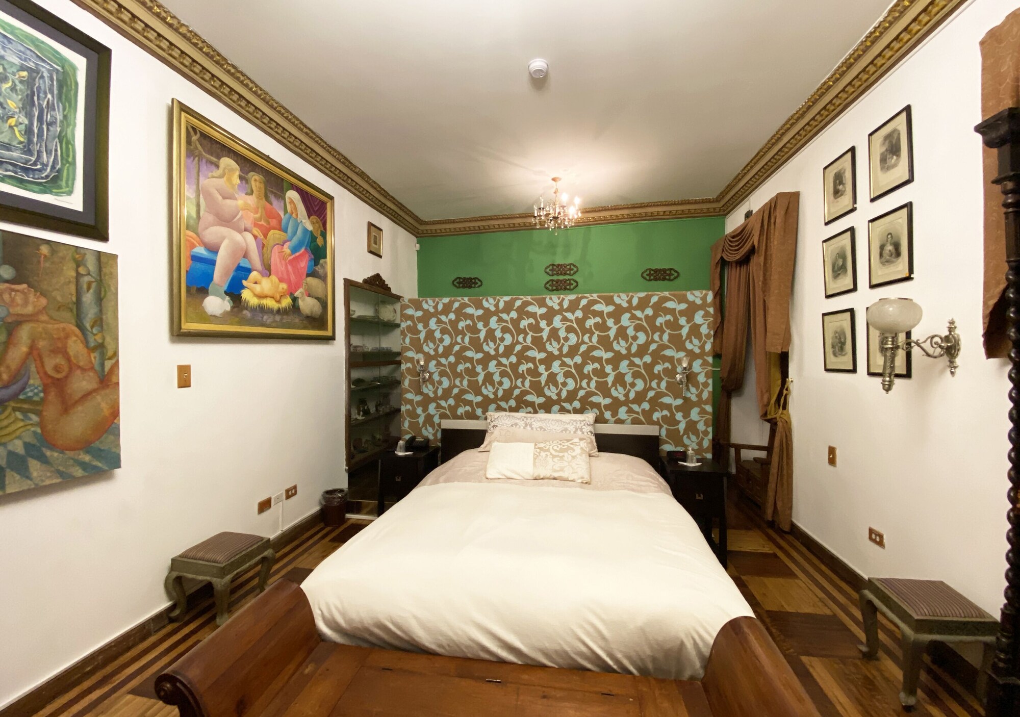 LUXURY, TRIPLE, MULTIPLE BEDS