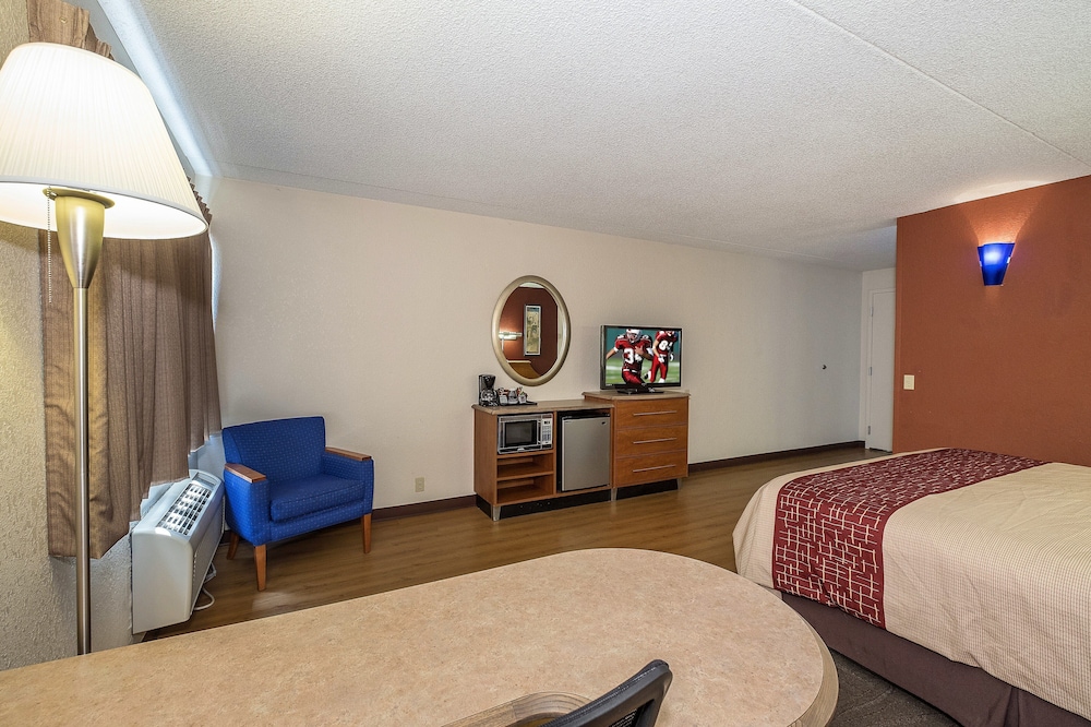 Red Roof Inn and Suites Cleveland - Elyria 9/64
