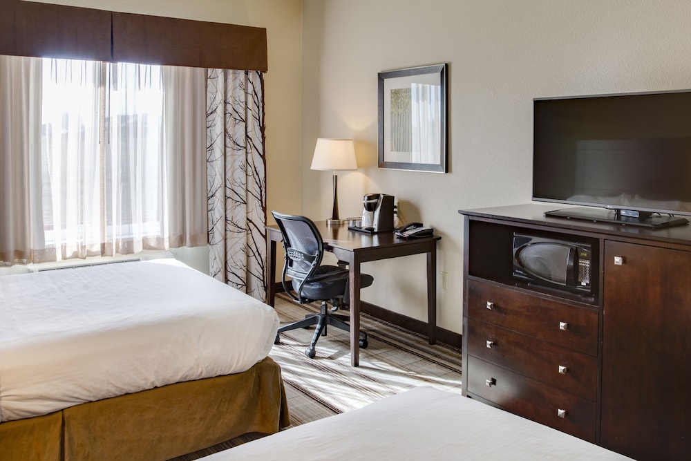 Holiday Inn Express Suites Nevada 58/66