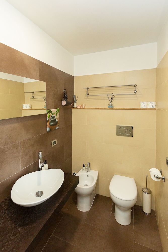 Deluxe, Queen Bed, SUITINN 19 HOTEL 5/5