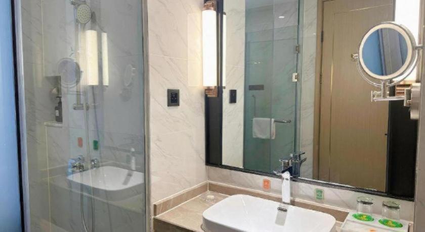 Venus Royal Hotels (Zhongshan Dongfeng Center) 49/50