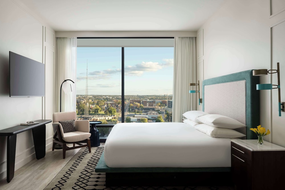 ROOM, KING BED, BROADWAY VIEW, BATHTUB, ACCESSIBLE