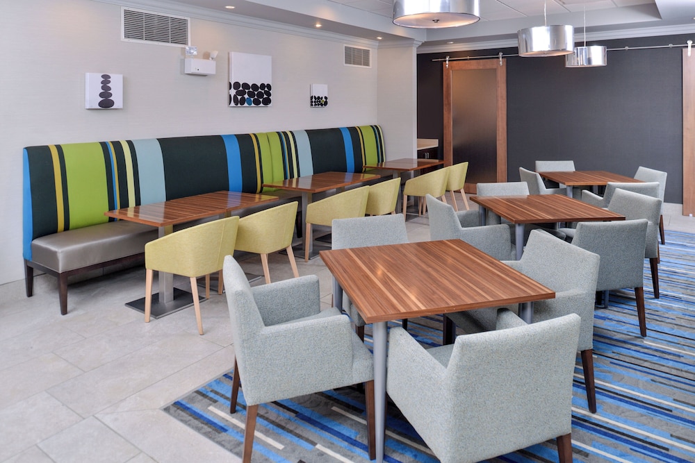 Holiday Inn Express Hotel & Suites St. Louis West-O Fallon 53/71