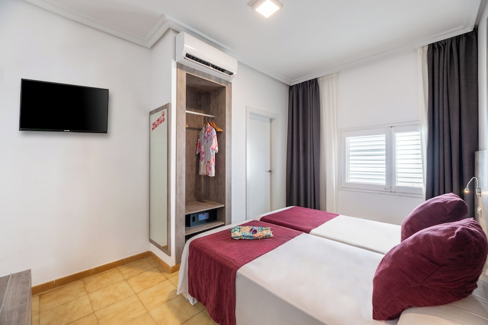 ROOM, TWIN BEDS