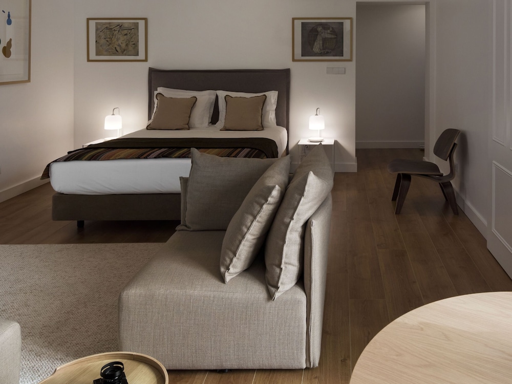 STUDIO, QUEEN BED, SOFA