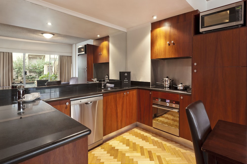 Macleay Hotel 40/46