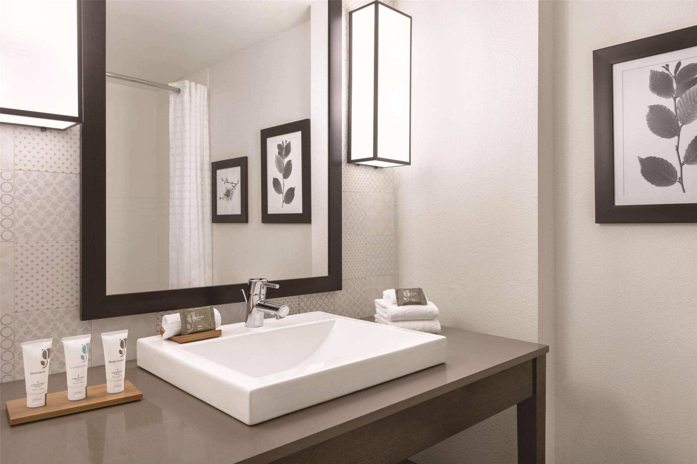 Country Inn & Suites by Radisson, Williamsburg East (Busch Gardens), VA 8/8