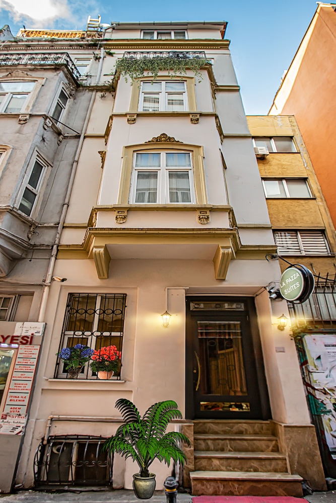 La Pazza Suites 1/50