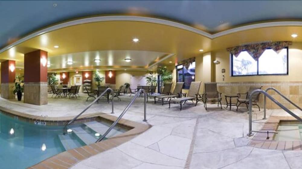 Holiday Inn Express Hotel Suites Bloomington 30/49