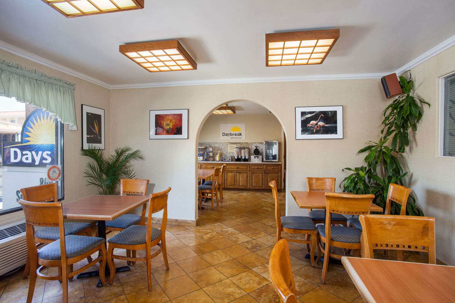 Days Inn by Wyndham Anaheim Near The Park 28/45